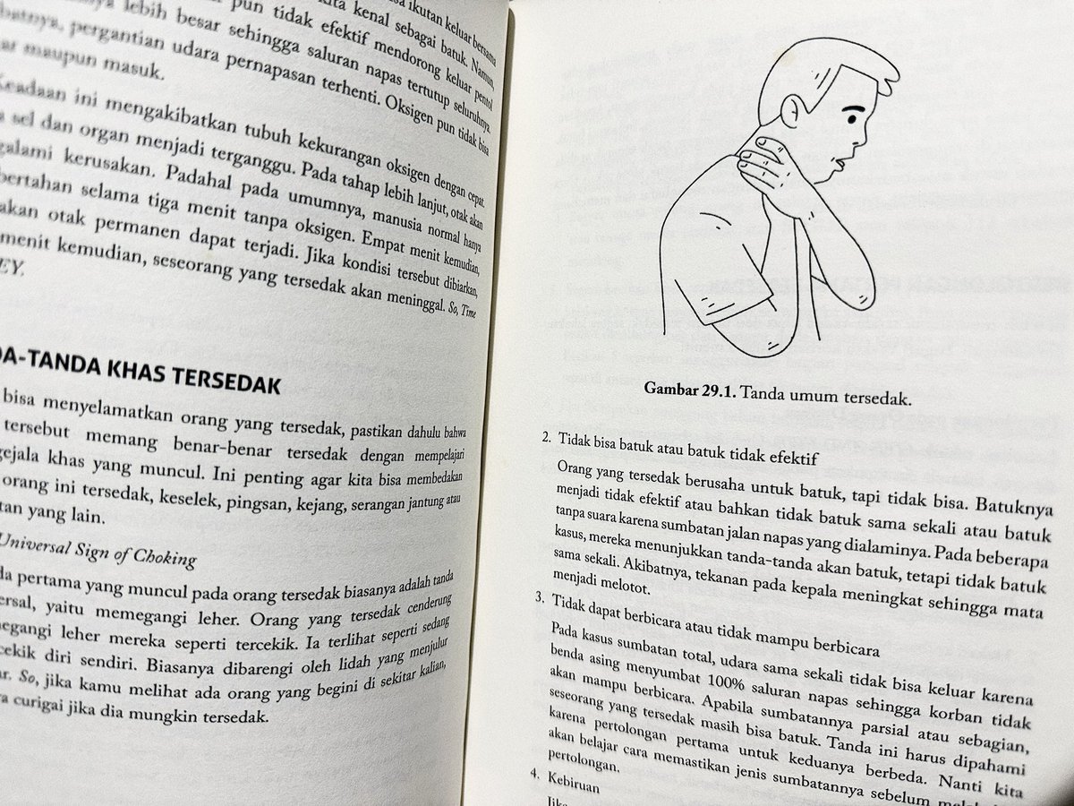 afrkml's tweet photo. Kenali tanda tersedak, yaitu anak (>1 thn):
- berusaha batuk
- megang2 leher kek gestur mencekik
- melotot
- mulut terbuka sembari menjulurkan lidah

Jika nemuin tanda tsb, perhatikan:
1. Jika gbisa batuk/ga bisa ngomong & nangis, sumbatannya total —> 5 back blow lanjut 5 Heimlich Manuver (HM). Lakukan terus bergantian
2. Jika bisa keluar suara/berhasil batuk meski ga berhenti2, sumbatannya sebagian —> Batuk efektif