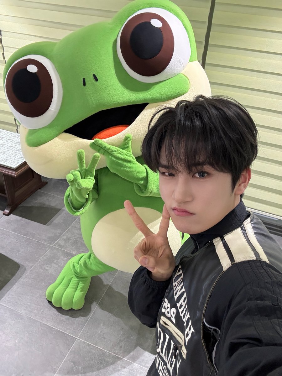 LUN8_members's tweet photo. [#준우]
개굴🐸🖤

#루네이트 #LUN8 #수원시청소년대축제 https://t.co/MQZD0A35Kl