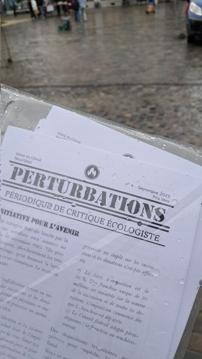 Météo pluvieuse au marché de La Chaux-de-Fonds pour distribuer notre journal. Mais pas de panique, on peut aussi le lire sur neuchatel.climatestrike.ch sans devoir braver l'humidité et le froid 🗞