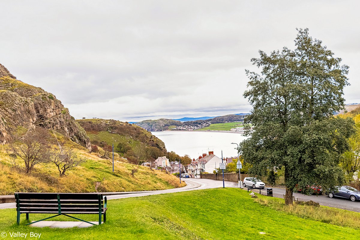 BJRoberts's tweet photo. From my archive, this late October Llandudno Great Orme Ty-Gwyn Road bench view of North Shore Bay. @Ruth_ITV @WalesCoastPath @NWalesSocial @northwaleslive @OurWelshLife @northwalescom @AllThingsCymru #Llandudno #GreatOrme #TyGwynRoadBench #NorthShoreBayView #LateOctober #Wales https://t.co/XcOYMO9YRr