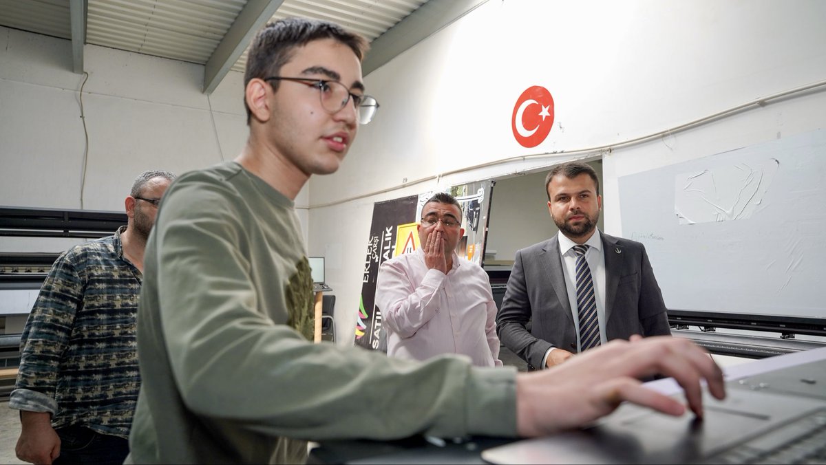 Konya Tanıtım ve Medya Başkanımız Hasan Güden Bey’in sahibi olduğu Hiper Reklam firmasını ziyaret ettik. Kendisine misafirperverliği, samimi ilgisi ve başarılı çalışmaları için teşekkür ediyoruz.