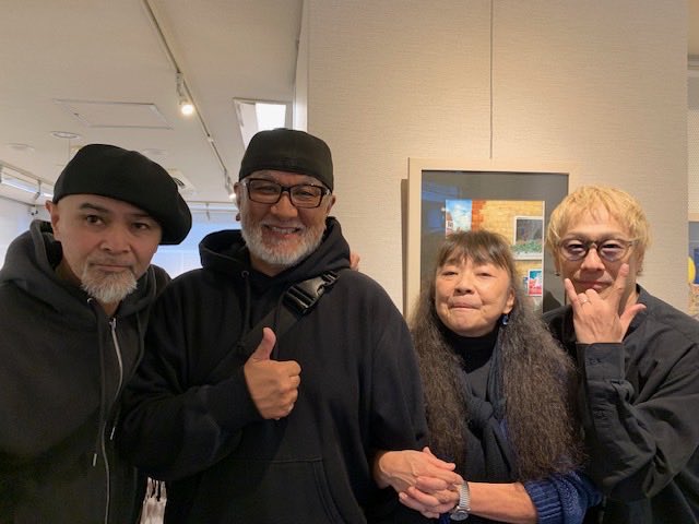 私の歌声を作ってくれたボイストレーナー、Michikoさんの個展「Tink-Kamilia展」にkyoちゃんと行ってきた。途中からBakiちゃんや西尾さんも登場して思いがけない再会に。kyoちゃんBakiちゃん、Michikoさんとたくさん話しが出来たしTink-Kamiliaの笑顔に癒されて心地よい1日になりました。感謝。