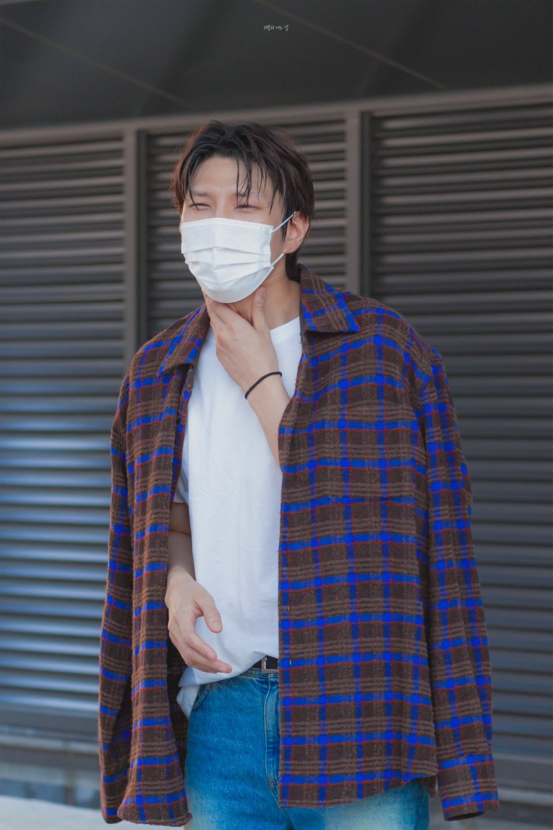 251025 멤피스 세종 퇴근길 
#빅스 #레오 #정택운
목 따숩게 하고 자기🥹