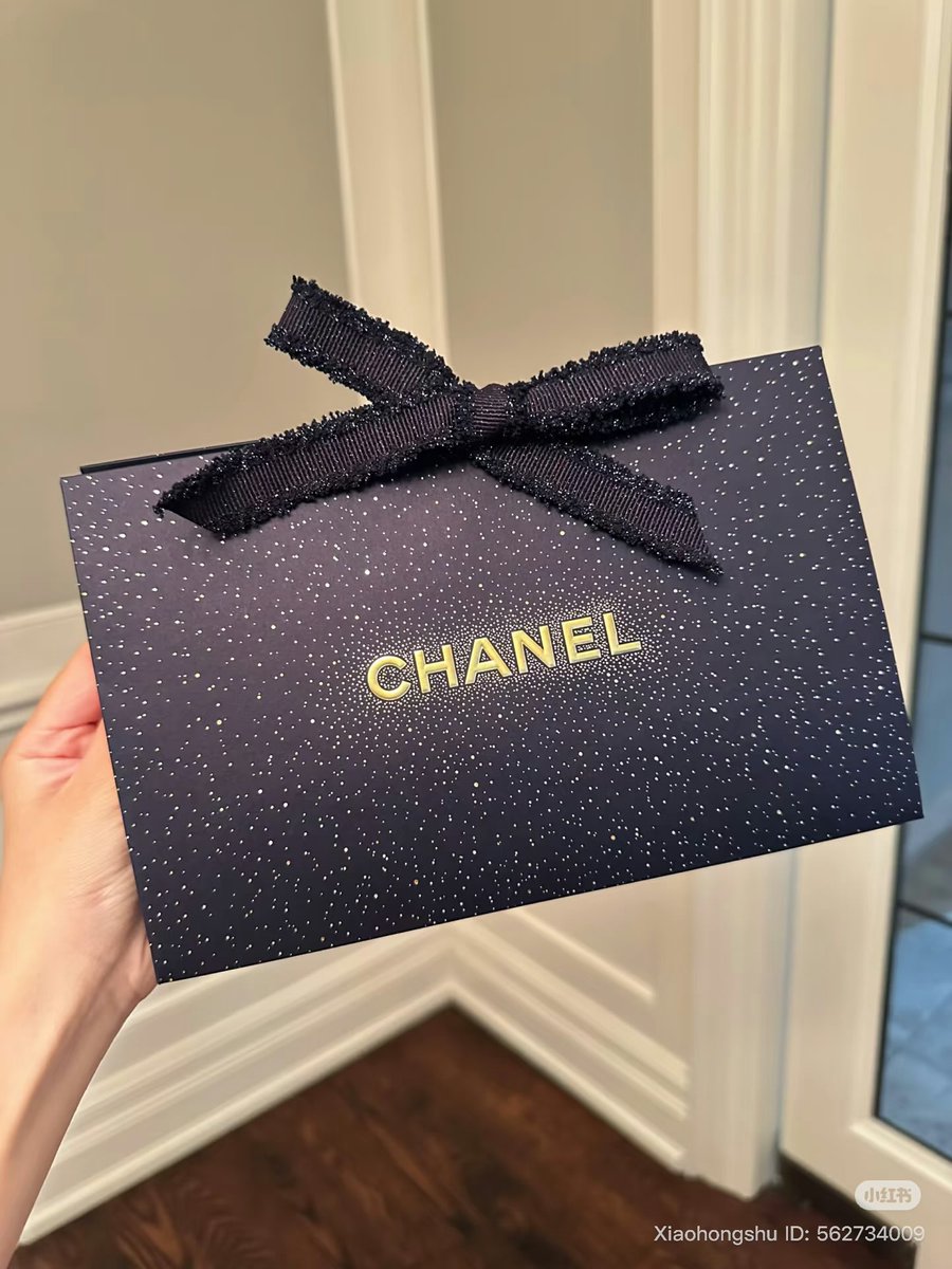 26moon_'s tweet photo. แพคเกจ chanel ปีนี้ทำถึงมาก ต้องให้เขาเลย ฝากหิ้วชาแนลได้ถุงพร้อมโบว์ทุกออเดอร์นะคะ💖 https://t.co/B0rh05MYEL