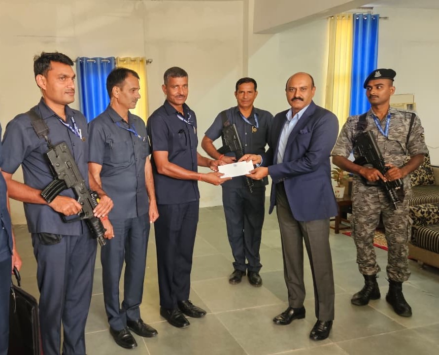 221_VS_BN's tweet image. "DG CRPF Sh. G.P. Singh, IPS interacted with the VS team of 221 BN CRPF at RTC Jodhpur on 25th Oct 2025 and lauded the commendable efforts of the team"
@VS_WingCRPF  #vipsecurity