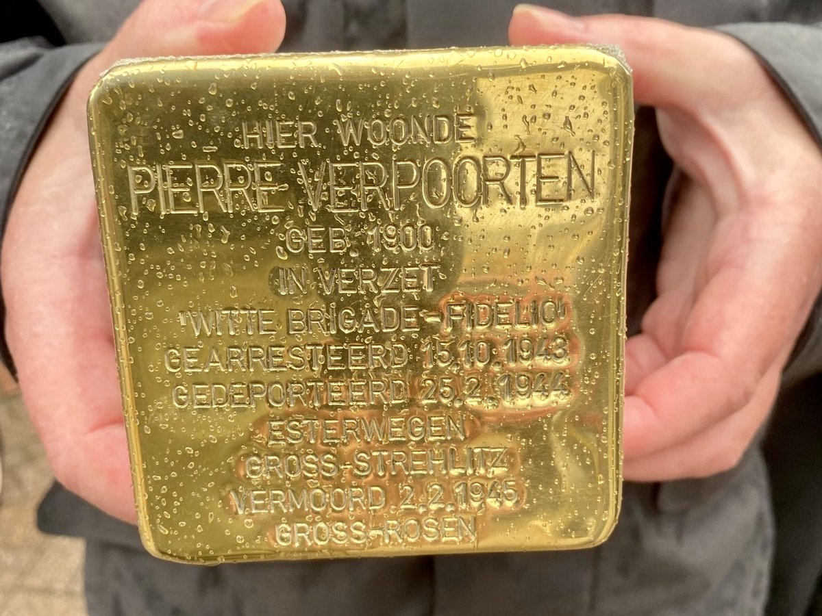 DBoBruessel's tweet image. Pose des premiers #pavés de mémoire à Aarschot en présence de l&apos;artiste 🇩🇪 Gunter #Demnig en mémoire de six membres de la résistance 🇧🇪 assassinés dans des camps de concentration en 🇩🇪 et en 🇵🇱 pendant la Seconde Guerre mondiale ou exécutés par les forces d&apos;occupation 🇩🇪.