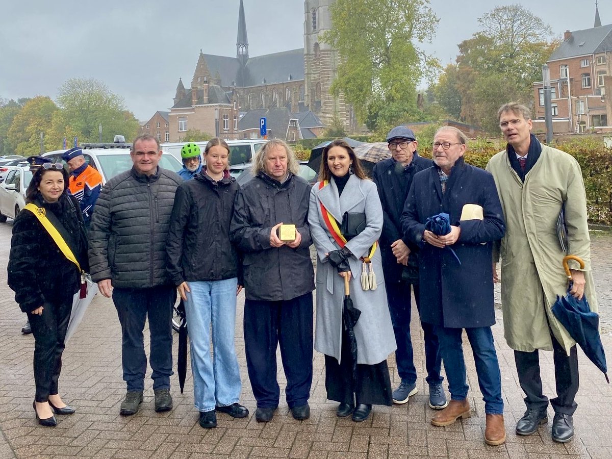 DBoBruessel's tweet image. Pose des premiers #pavés de mémoire à Aarschot en présence de l&apos;artiste 🇩🇪 Gunter #Demnig en mémoire de six membres de la résistance 🇧🇪 assassinés dans des camps de concentration en 🇩🇪 et en 🇵🇱 pendant la Seconde Guerre mondiale ou exécutés par les forces d&apos;occupation 🇩🇪.