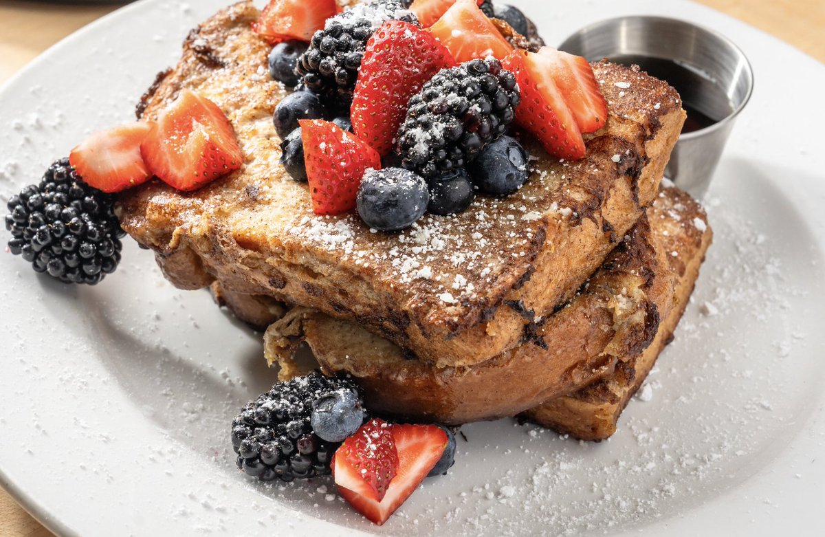 LibsGrillML's tweet image. Weekend cravings, sorted! 🍓 Indulge in our Brioche French Toast topped with assorted berries, a drizzle of maple syrup, and a dusting of powdered sugar. Brunch goals, anyone? 

#BrunchLovers #FrenchToast #WeekendTreat #LibsGrill
