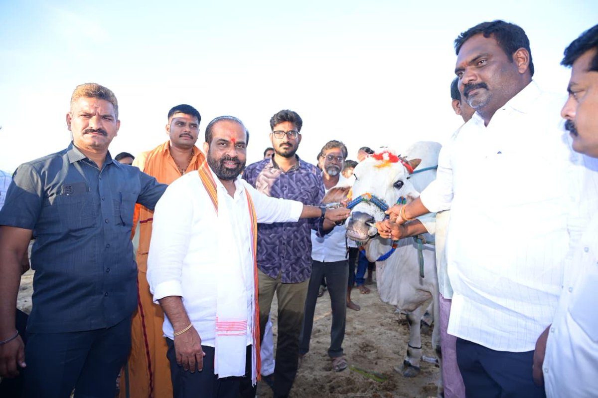 ధర్మవరం చిన్నూరు రోడ్డులో నిర్వహించిన శ్రీ శ్రీ శ్రీ నాగులభావి గంగమ్మ తల్లి జాతరలో పాల్గొన్నాను. రాష్ట్ర  ప్రజల ఆరోగ్యం, సుఖశాంతులు, సమృద్ధి కోసం అమ్మవారిని ప్రార్థించాను.

#Dharmavaram #NagulabhaviGangammaThalli #Jathara