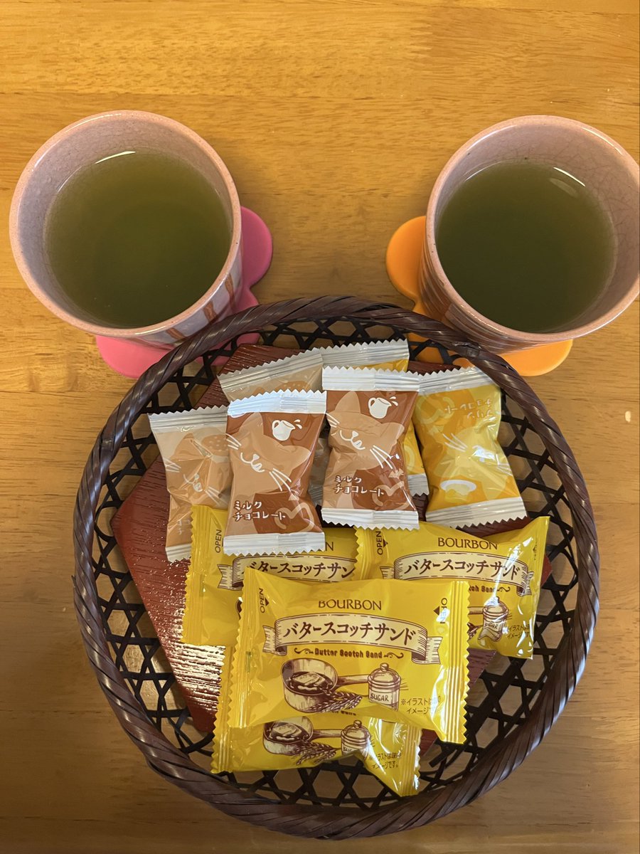 CekdU7HSfO09D74's tweet image. おやつの時間
こんばんは😊
北九州の今は曇り。寒くなってきました。
この生ドーナツ、もちもちしていて美味しい❣️リピ決定😋
昼間のおやつはミッキーマウスを模してみました。
日本シリーズを見ながらおやつが進みます。
ハラハラしながらテレビから目が離せません。頑張れホークス‼️