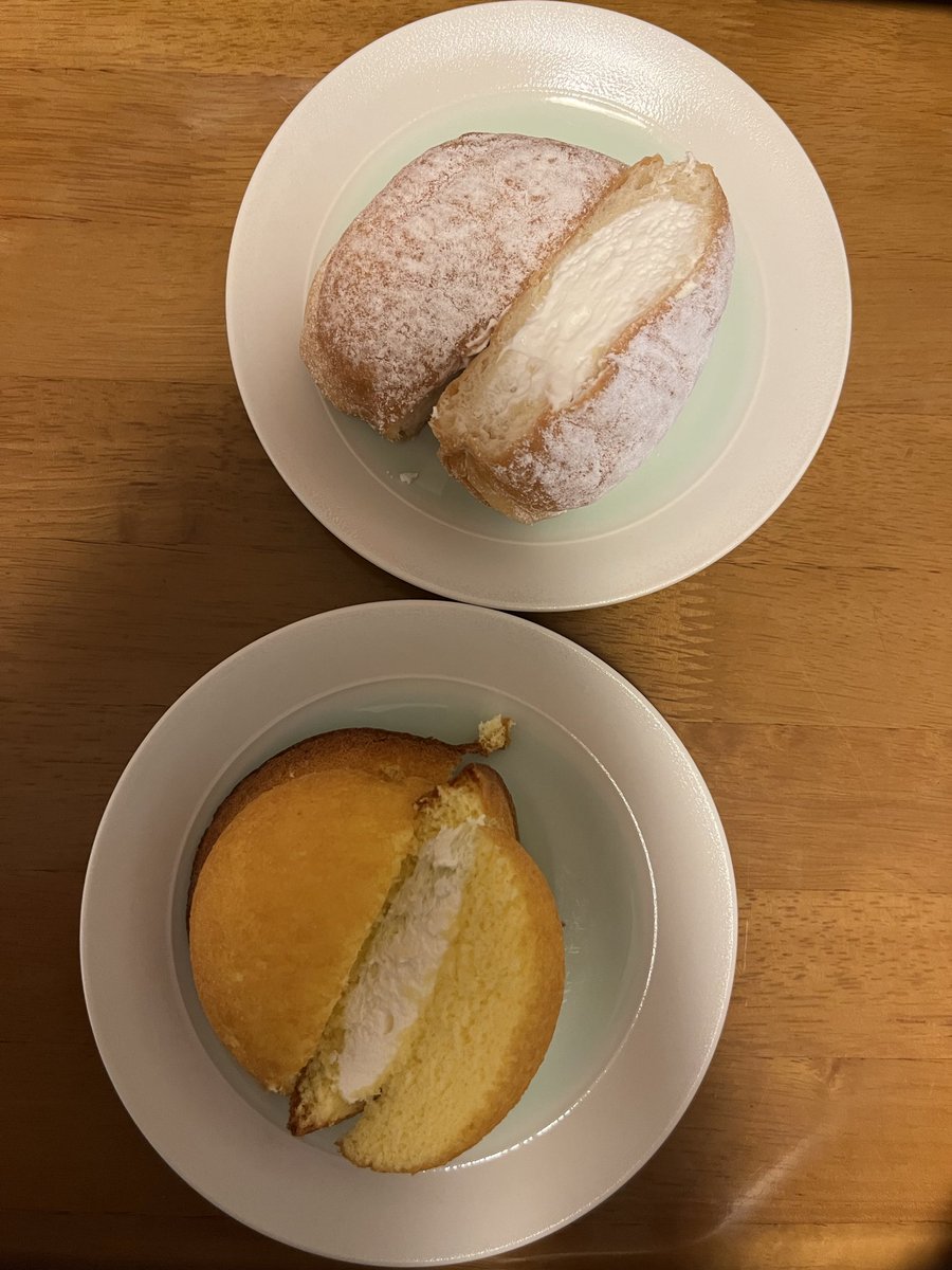 CekdU7HSfO09D74's tweet image. おやつの時間
こんばんは😊
北九州の今は曇り。寒くなってきました。
この生ドーナツ、もちもちしていて美味しい❣️リピ決定😋
昼間のおやつはミッキーマウスを模してみました。
日本シリーズを見ながらおやつが進みます。
ハラハラしながらテレビから目が離せません。頑張れホークス‼️