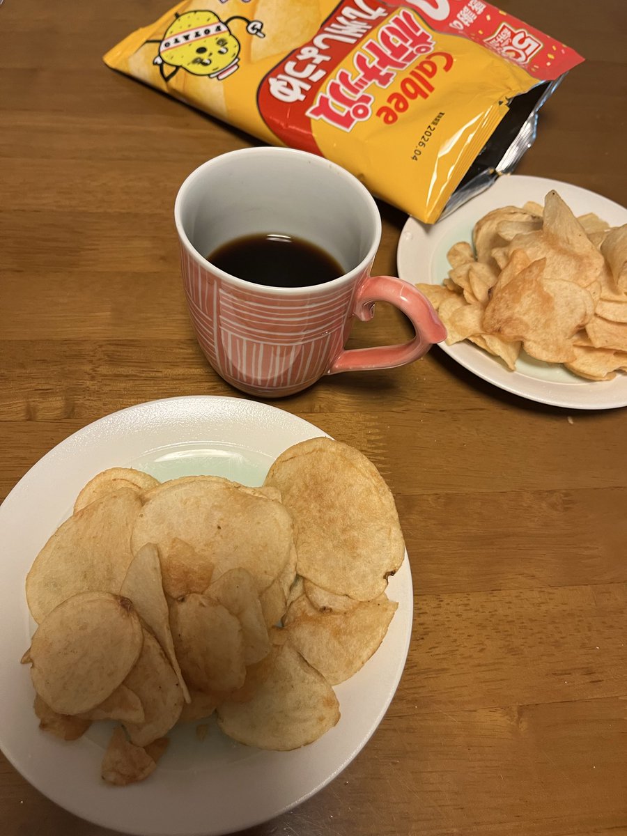 CekdU7HSfO09D74's tweet image. おやつの時間
こんばんは😊
北九州の今は曇り。寒くなってきました。
この生ドーナツ、もちもちしていて美味しい❣️リピ決定😋
昼間のおやつはミッキーマウスを模してみました。
日本シリーズを見ながらおやつが進みます。
ハラハラしながらテレビから目が離せません。頑張れホークス‼️