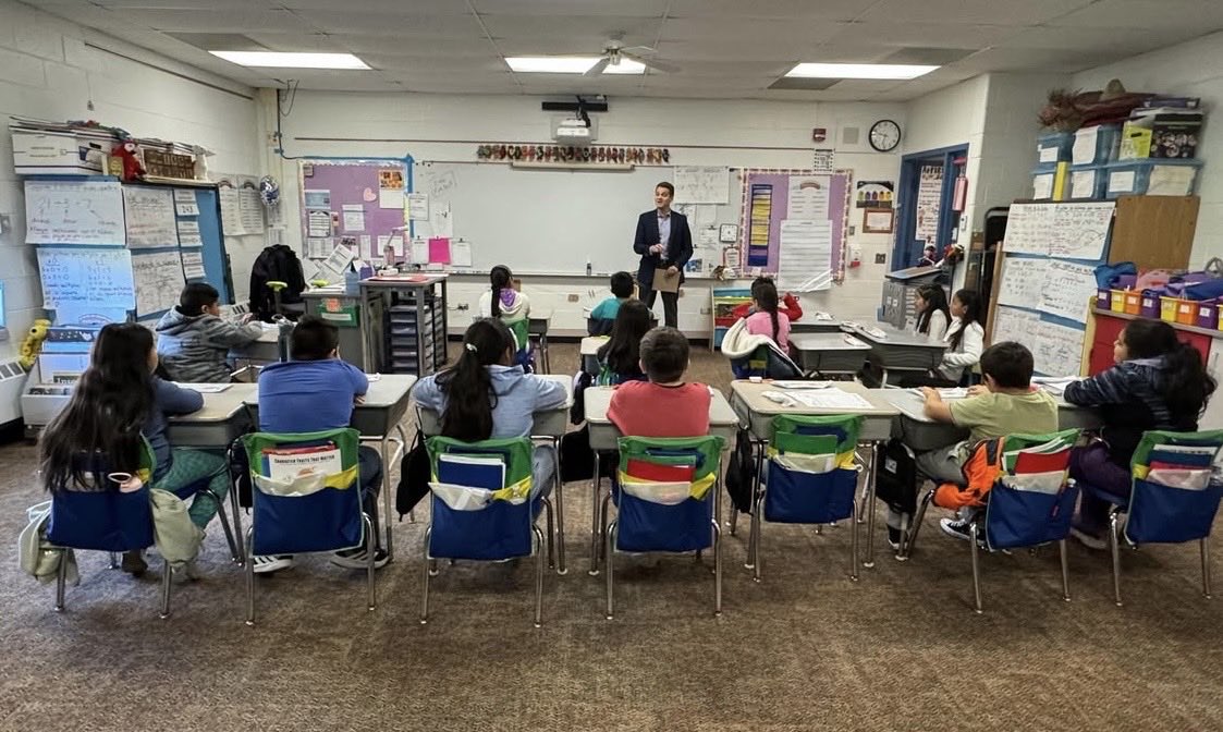Dr. Reitz visited RW 3rd DL students to respond to letters written as part of their BUF. The end-of-unit performance task was to write a letter informing the superintendent about one area of inequity in the school. Authentic learning!@School_D15 <a href="/edgar_dlm_gtz/">Edgar De La Mora</a> <a href="/RW_Rascals/">RW Rascals</a>