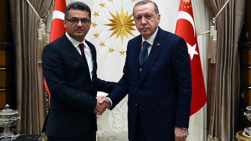 VoiceOfLevant's tweet photo. KKTC Cumhurbaşkanı Erhürman:

🔺Seçim boyunca hep söyledim. Müzakereler başlayacaksa veya yürüyecekse, bütün bunlar her zaman Türkiye ile istişare içerisinde yapılır.
Başka türlüsü zaten mümkün değildir. 

Hepsini bir tarafa bırakın, Türkiye Cumhuriyeti bizim kardeş ülkemizdir, çok özel ilişkilerimiz var.

🔺Başka hiçbir iki devletin ilişkisine benzemez bizim Türkiye Cumhuriyeti ile ilişkimiz. Türkiye ile ilişkimiz çok özeldir. Ama artı Türkiye Cumhuriyeti, Kıbrıs'ta garantör devlettir zaten.

🔺Türkiye Cumhuriyeti ile istişare etmeksizin ne müzakere, ne Kıbrıs sorunuyla ilgili herhangi bir hamle, ne dış politikada herhangi bir hamle, bugüne kadar yapılmadığı gibi bundan sonra da yapılmayacak.

🔺Artı Türkiye Cumhuriyeti ile ilişkilerin çok daha iyi bir seviyeye gelmesi de benim kendime özel olarak görev bildiğim, misyon bildiğim bir şeydir.

🔺İsrail güneye geldi, ABD güneye geldi, Fransa geldi, Avrupa Birliği zaten orada, İngilizlerin zaten egemen üsleri var.

🔺Bütün bunlar varken, Türkiye Cumhuriyeti'nin Ada'nın tamamı üzerindeki garantörlüğünü herhalde tartışmaya açmayı düşünmüyordur (GKRY lideri) Christodoulides diye düşünüyorum ben kendi adıma.

🔺Çünkü anlamlı değil artık bu noktadan sonra bu konu. Kesinlikle konuşulabilir bir konu değil. Türkiye Cumhuriyeti, evet, Ada'nın tamamının garantörüdür, böyle olacak ve bugünkü koşullarda daha da önemli hale geldi. Çünkü bizim kendimizi güvende hissetmemiz daha da güçleşiyor günden güne.

🔺Sonuçta İsrail, Gazze'de çocukları öldürüyordu. O sırada Baf Hava Üssü, İsrail'e imtiyazlı olarak kullanım hakkı noktasına geldi.

Garantör ülke Türkiye, bütün Kıbrıs Adası'nın garantörüdür. Dolayısıyla, Baf kenti aslında Türkiye'nin yetki alanının dışında falan değil. Güneyde olması, Türkiye'yi yetkisiz kılmıyor.

🔺Konuşmamda da söylediğim gibi; (GKRY) hem bizi bypass ediyor, biz yokmuşuz gibi davranıyor, hem Türkiye Cumhuriyeti'nin garantörlük yetkilerini, yetkileri yokmuş gibi davranıyor.

- AA -