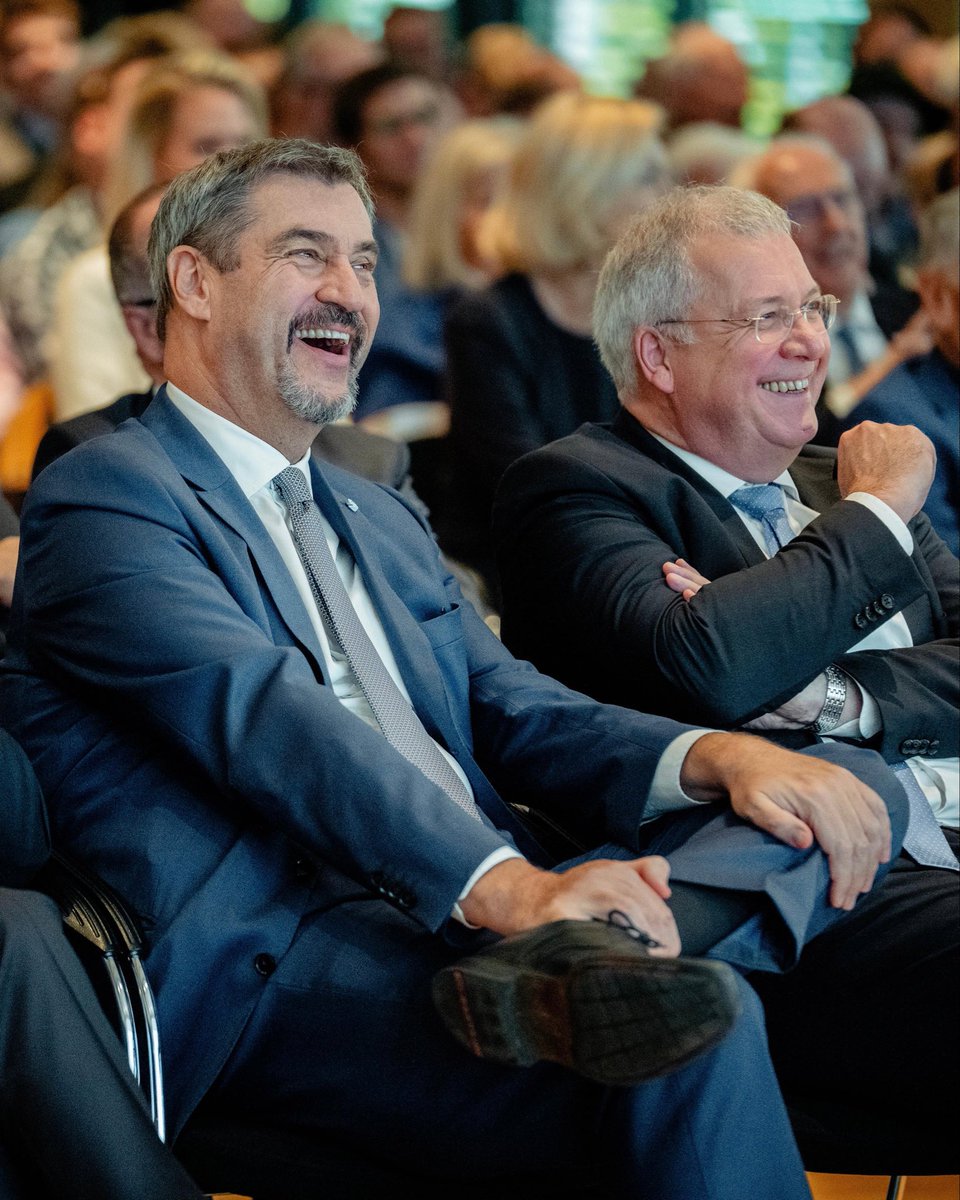 Markus_Soeder's tweet photo. Herzlichen Glückwunsch, CSU! Heute große Jubiläumsfeier anlässlich 80 Jahre Christlich-Soziale Union mit Theo #Waigel. Das ist nicht nur Anlass zu Dankbarkeit und Rückblick, sondern ein Auftrag für die Zukunft. Keine Partei hat den Freistaat so geprägt wie die #CSU, sie hat aus #Bayern das modernste und stärkste Land Deutschlands gemacht. Schon seit ihrer Gründung bis zum heutigen Tag steht die CSU fest zu ihren Grundsätzen. Zu Schutz und Sicherheit unseres Landes nach außen und innen. Zur Westbindung und zur NATO. Wir sind pro #Europa. Wir stehen ein gegen Antisemitismus und für Israel. Freiheit und #Sicherheit sind für uns fest miteinander verknüpft. Und wir bekennen uns zur sozialen Marktwirtschaft und zu Leistung. Wir stehen ein für unsere bayerische Kultur, #Tradition und Identität. Seit jeher stellen wir uns den Realitäten und sprechen die Probleme und Sorgen der Bürger klar an. Wir überlassen das Feld nicht den Radikalen. Die CSU ist das Bollwerk gegen alle, die unsere #Demokratie herausfordern! Und die CSU steht seit Franz Josef #Strauß an der Spitze des Fortschritts. Es ist für mich die Ehre meines Lebens, heute Vorsitzender dieser großartigen Partei zu sein. Nach 80 Jahren ist die Geschichte nicht zu Ende: Das Beste kommt noch - das Abenteuer CSU geht weiter. Gott schütze Bayern und auch die CSU!