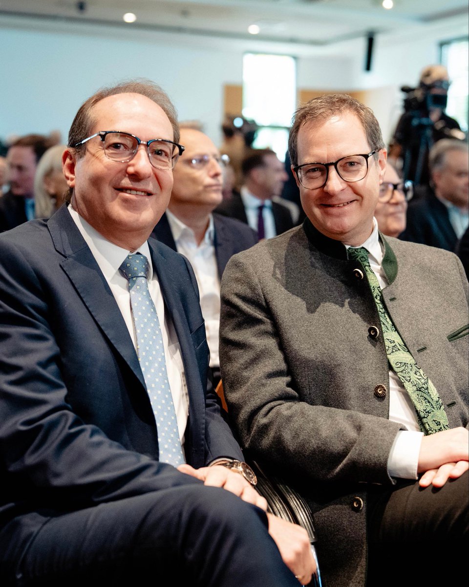 Wir feiern 80 Jahre CSU, 80 Jahre Einsatz für Bayern, Deutschland und Europa.
Klare Werte haben unsere Partei von Anfang an ausgezeichnet: christlich, sozial, konservativ und immer fest in der Mitte der Gesellschaft verankert.
In diesen 80 Jahren haben wir Bayern geprägt wie