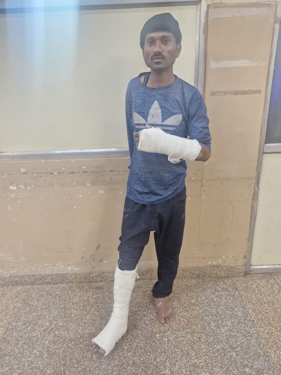 Gaurav (@k_gauravs) on Twitter photo Person identified as Aqueel Khan has been arrested for molesting Australian women’s team members in Indore.
par iska pose dekh kr lg nhi rha ki police ne sach me iske pair or hath tode hai. Person identified as Aqueel Khan has been arrested for molesting Australian women’s team members in Indore.
par iska pose dekh kr lg nhi rha ki police ne sach me iske pair or hath tode hai.