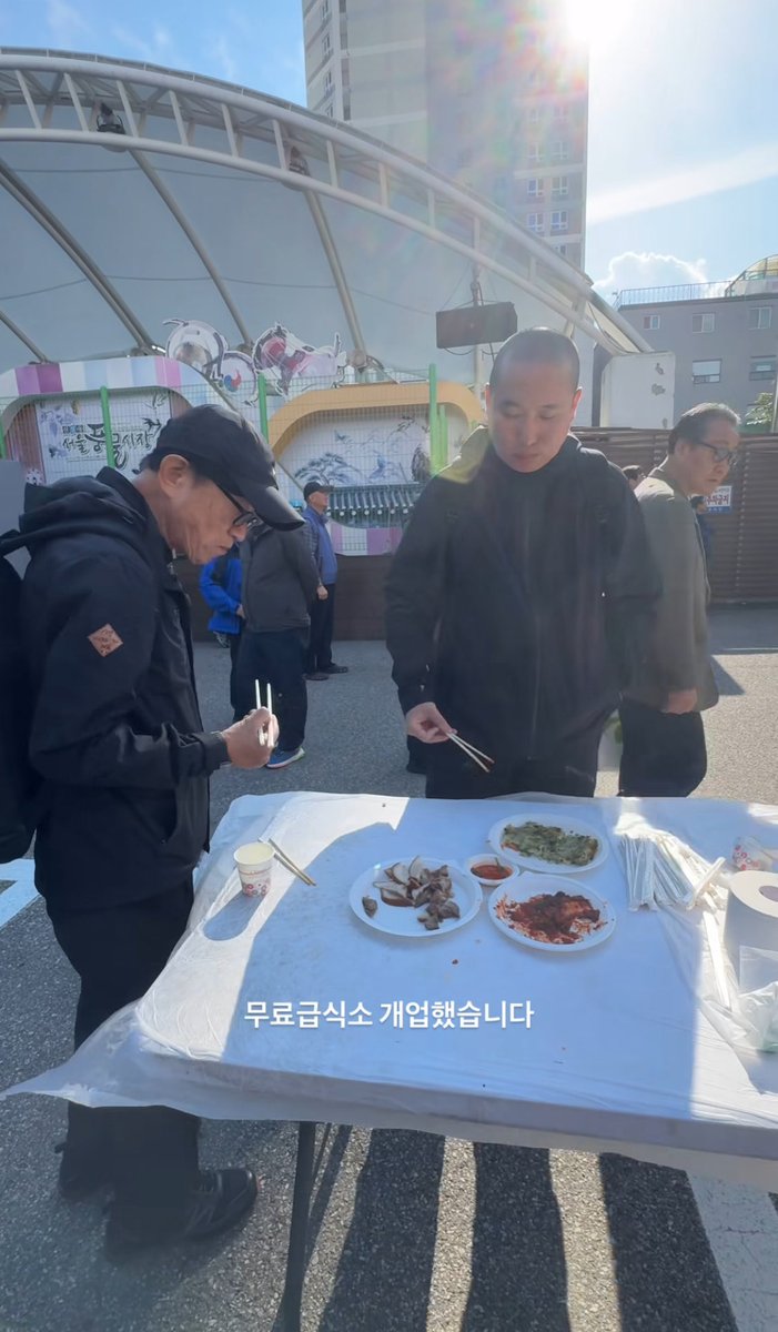 산얀님이랑 잔퀴님 왜 서로 데이트샷 
찍어주는데.......
아 데이트코스 삼겹살 뭔데