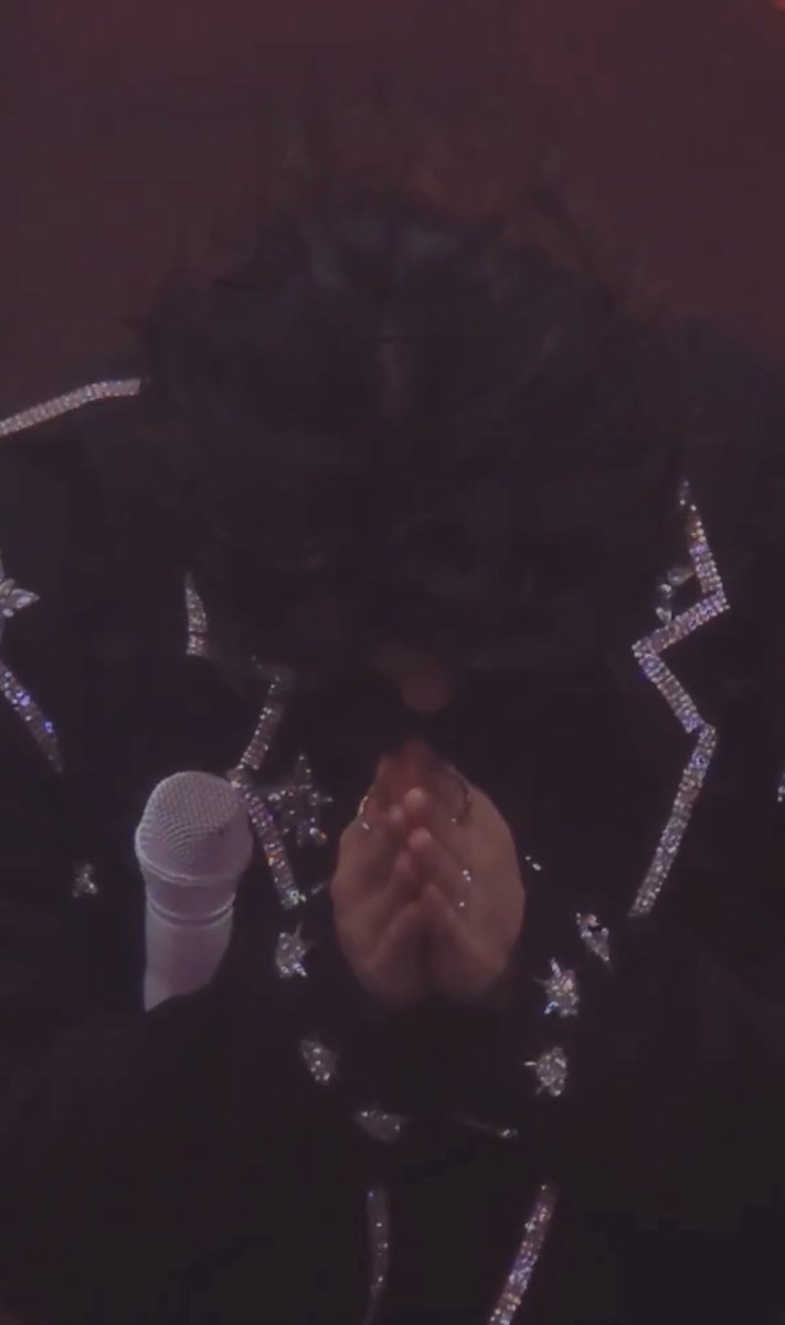 _littleprince_x's tweet image. ขออนุญาตเจ้าของภาพค่ะ
ยองแจทำมาตราฐานสูงมากจริงๆ ทั้งกล่าวคำไว้อาลัยบนเวที ก้มโค้ง ยกมือไหว้ ติดริบบิ้นสีดำ และมีการบอกว่าถ้าผมนิ่งๆไม่ได้แปลว่าอารมณ์ไม่ดี
ยองแจให้เกียรติประเทศไทยมากจริงๆ ชื่นชม ขอบคุณและปลื้มใจมากเลย 🥹🫶🏼
 #YoungjaeAsiaTourinBKK
