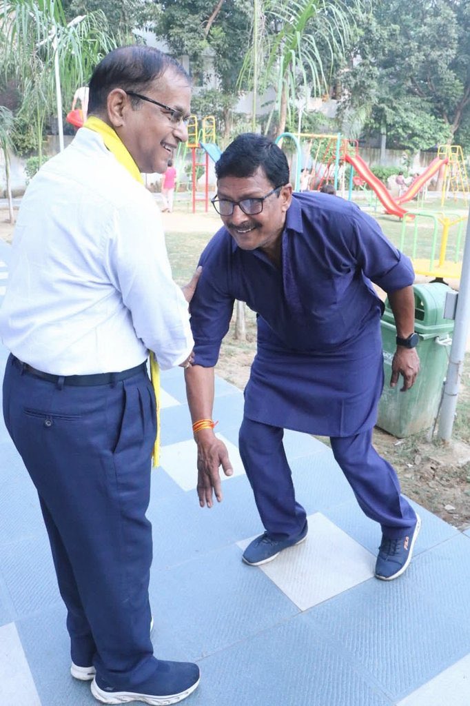 ews_army's tweet image. लोकतंत्र का इससे बड़ा ऐतिहासिक क्षण और क्या होगा, जँहा नेता वोट के लिए जनता का हाथ पाँव जोड़ते है, वही K C सिन्हा एक ऐसे उम्मीदवार जिनको हर वर्ग जाती के लोग पाँव छूकर आशीर्वाद ले रहे है। वाकई प्रशांत किशोर जी ने हीरा चुना है❤️
बिहार मांगे जनसुराज