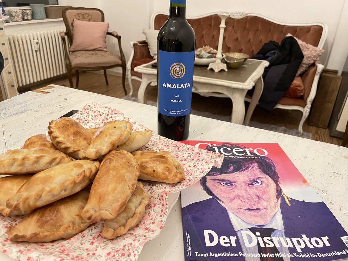 ladeutschevida's tweet image. Noche pre-electoral argentina en Berlín.
El malbec es cortesía de ⁦@1000malbecs⁩ .
#VLLC #Elecciones2025 #Milei