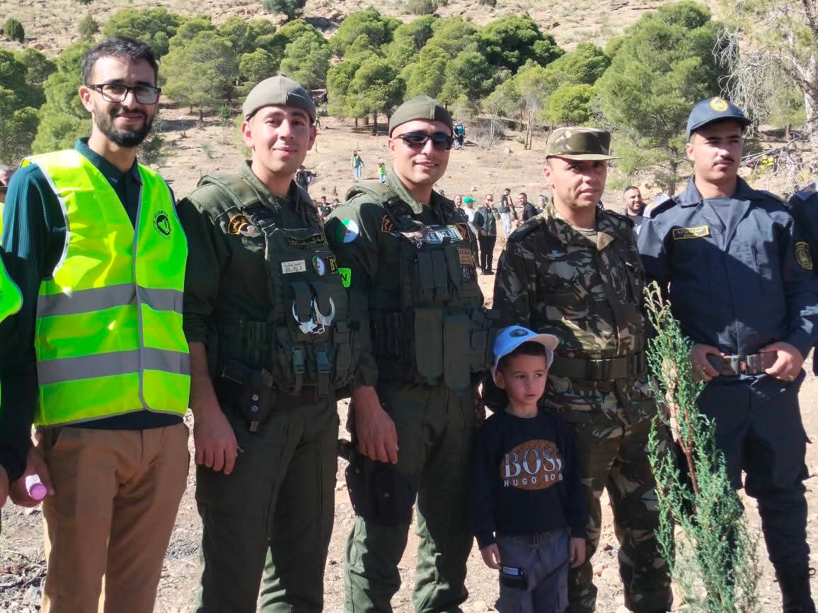 يوم تاريخي في #الجزائر بغرس #مليون_شجرة أثبت فيه الجزائري علو كعبه و استعداده للمبادرات الإيجابية ، و اثبت عشقه لهذا الوطن ... تلاحم كل أطياف المجتمع على هذه المبادرة يجعل منه وطنا عظيما بتاريخه و حاضره و مستقبله .

#الجزائر_الخضراء