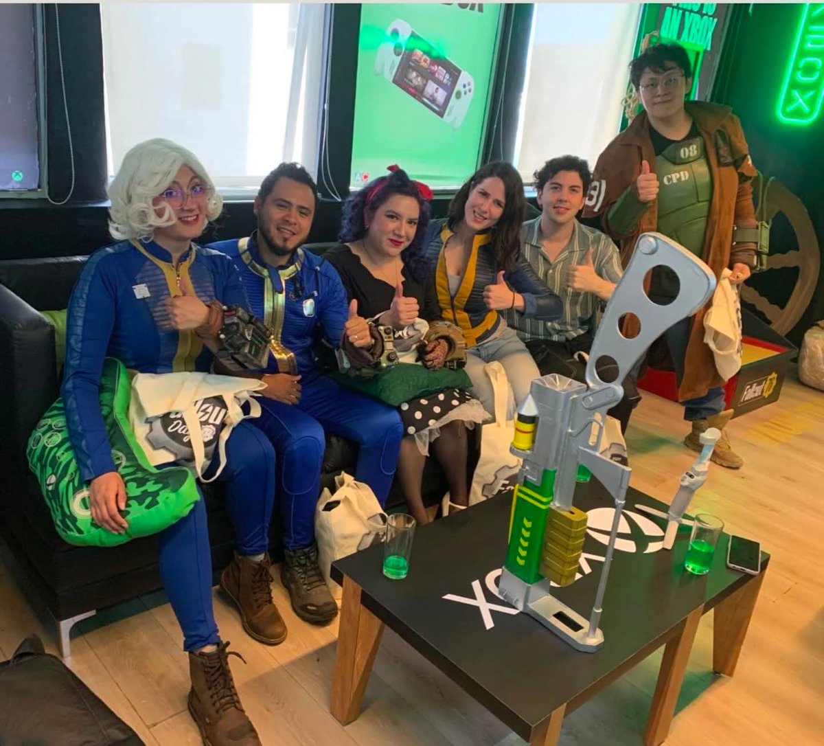 Rangers de Charleston (@ran_charleston) on Twitter photo Fallout Day
Yermenses ya como ultima publicación del #falloutday les quiero compartir estas fotitos que se tomaron de todos los creadores de Contenido y Cosplayers que acudieron a este evento 🫶🏻
#Fallout76 #Fallout #fallout76latam #fallout76mexico #fallout76comunidad #Bethesda Fallout Day
Yermenses ya como ultima publicación del #falloutday les quiero compartir estas fotitos que se tomaron de todos los creadores de Contenido y Cosplayers que acudieron a este evento 🫶🏻
#Fallout76 #Fallout #fallout76latam #fallout76mexico #fallout76comunidad #Bethesda