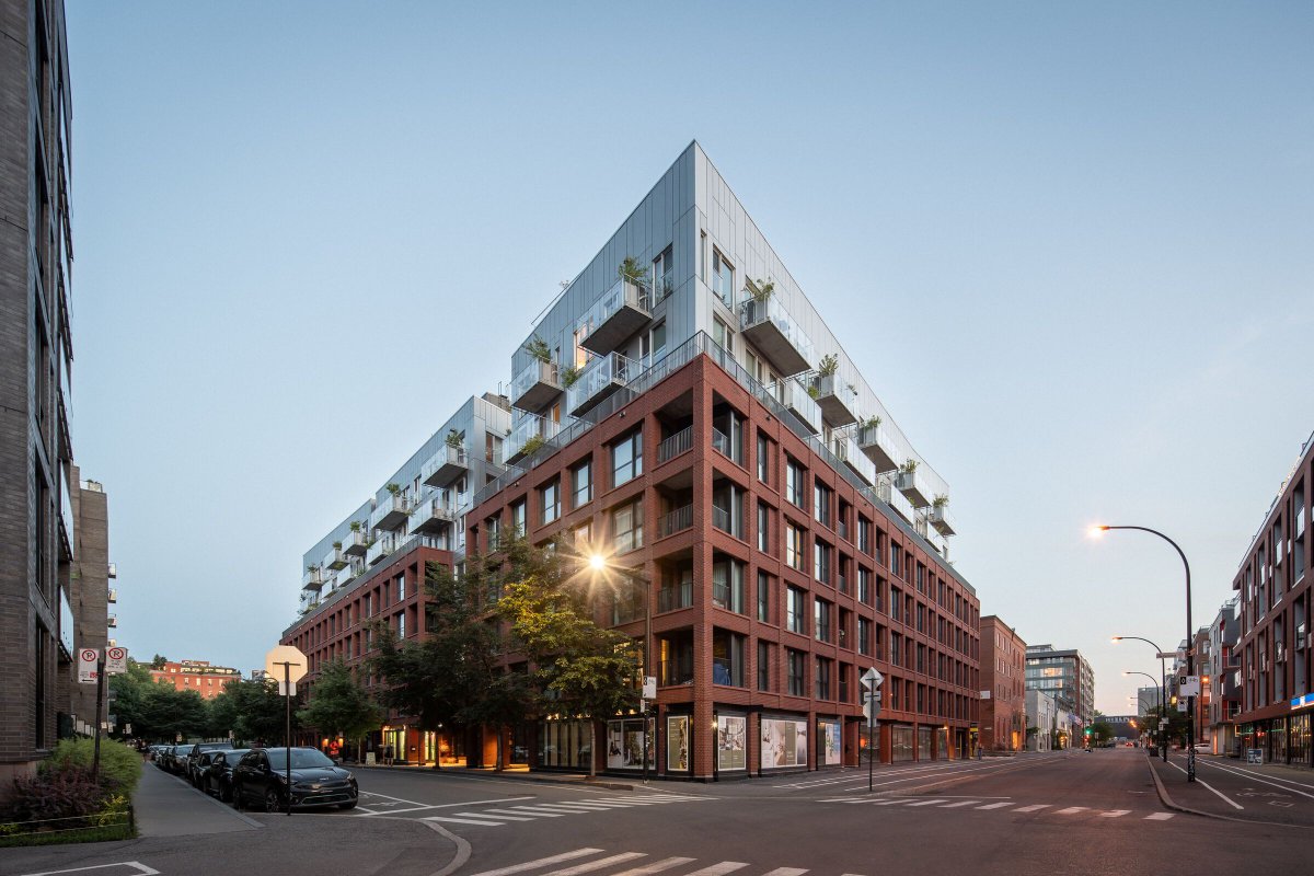 Archello's tweet image. NÓS Architects’ Quartier Général redefines Montréal’s Lachine Canal edge through a dialogue between industrial heritage and modern urban living.
buff.ly/Mrfj70U 

#BrickArchitecture #AdaptiveUrbanism #MaterialHeritage