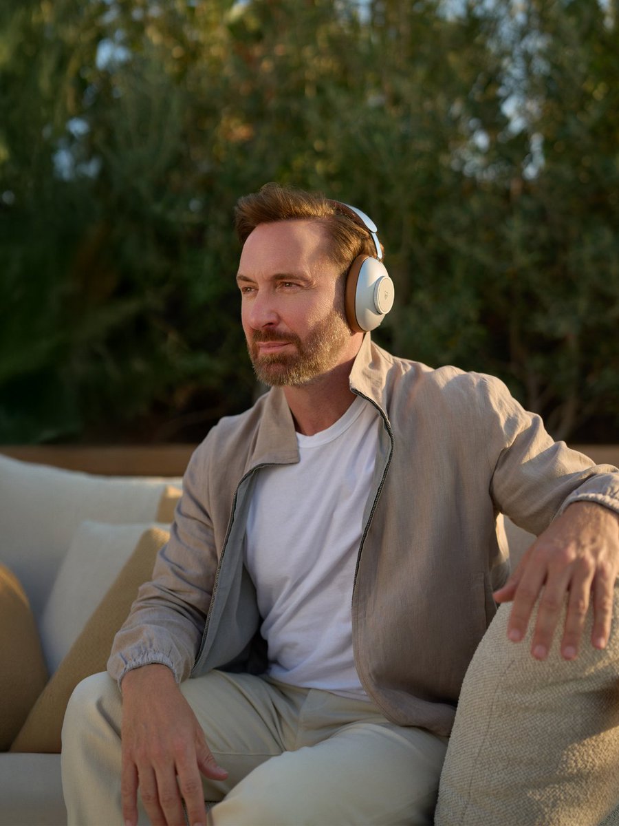 Shaping sound that moves the world. 🎶🎧
<a href="/davidguetta/">David Guetta</a> featuring the new Loewe leo headphones.

Discover: loewe.tv/david-guetta

#TravelBeyondSound
#LoeweTechnology #Loeweleo