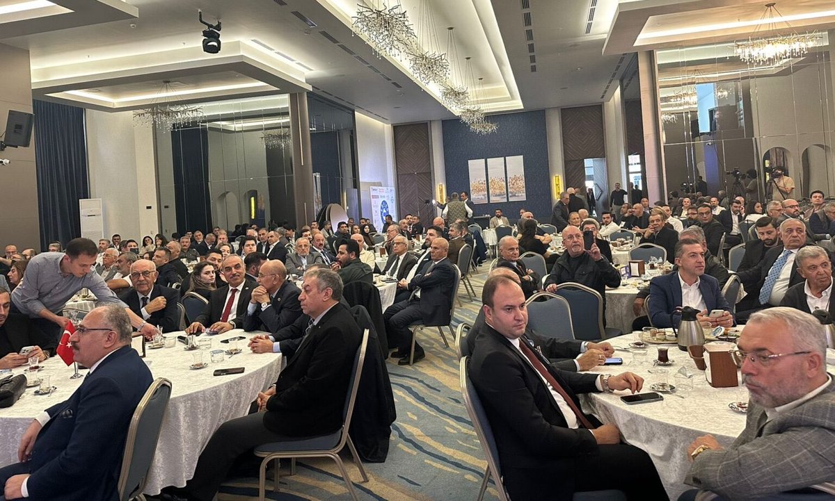 timurtugral's tweet photo. Erzincanlı Sanayici ve İş İnsanları Derneği (ERSİAD) programında hemşehrilerimizle bir araya geldik. Hemşehrilerimizle hasbihal ettik.  @ersiad24 https://t.co/FK81TJR4hn