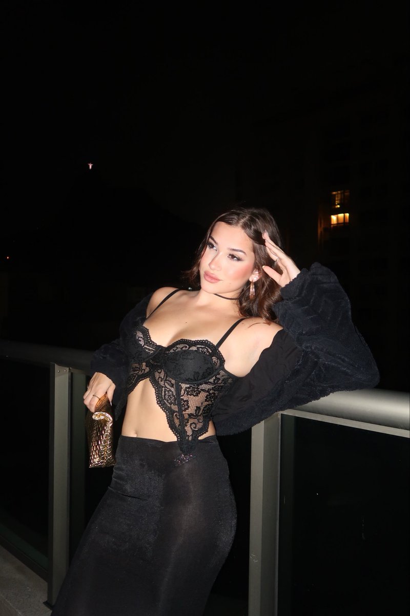 Boa tarde, angels! Cheguei com fotos exclusivas da nossa doll pra vocês. Maravilhosa demais! 🖤✨ #TeamDuda #AFazenda17