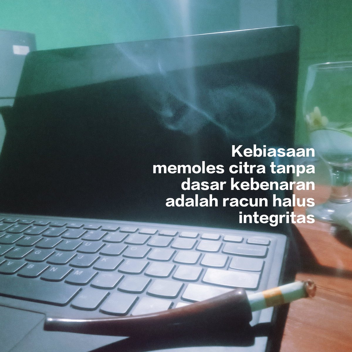 Saat seseorang berhenti mengukur hidupnya dgn standar sosial, ia mulai merasa cukup hy dgn menjadi dirinya sendiri.
Di titik itu, ia menemukan kebebasan emosional. 
Epicurus menyebutnya autarkeia_kemandirian batin yg mbuat seseorang tak tgantung pd dunia luar utk merasa berarti.