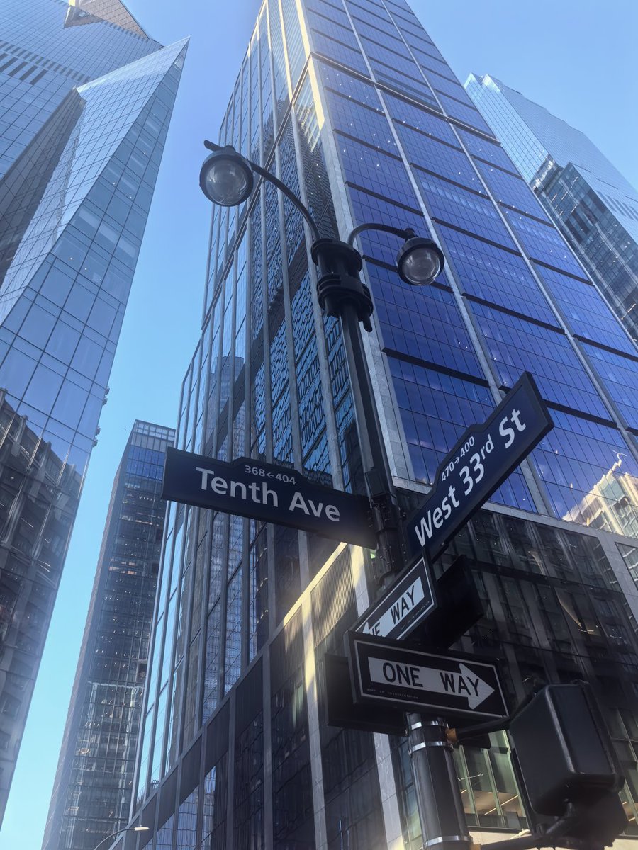 Thefragran's tweet image. From street corners to skylines, every detail reminds you that the world is vast, but we can go further.