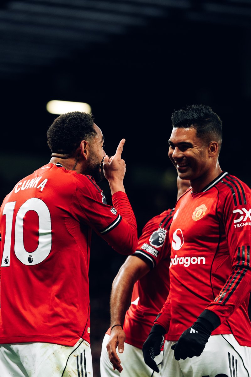 premierleague's tweet image. Half-time: Man Utd 2-0 Brighton

Goals from Cunha and Casemiro have the home side ahead at the break ⏸️