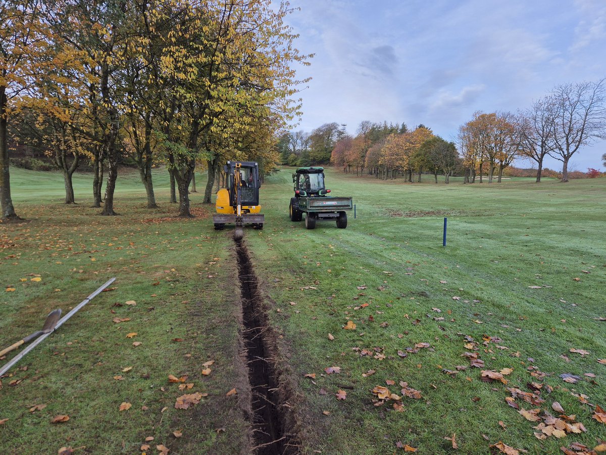 Drainage work at hole 3 got underway last week, not always the easiest digging 🫤 but good progress made 👍👍⛳️⛳️
