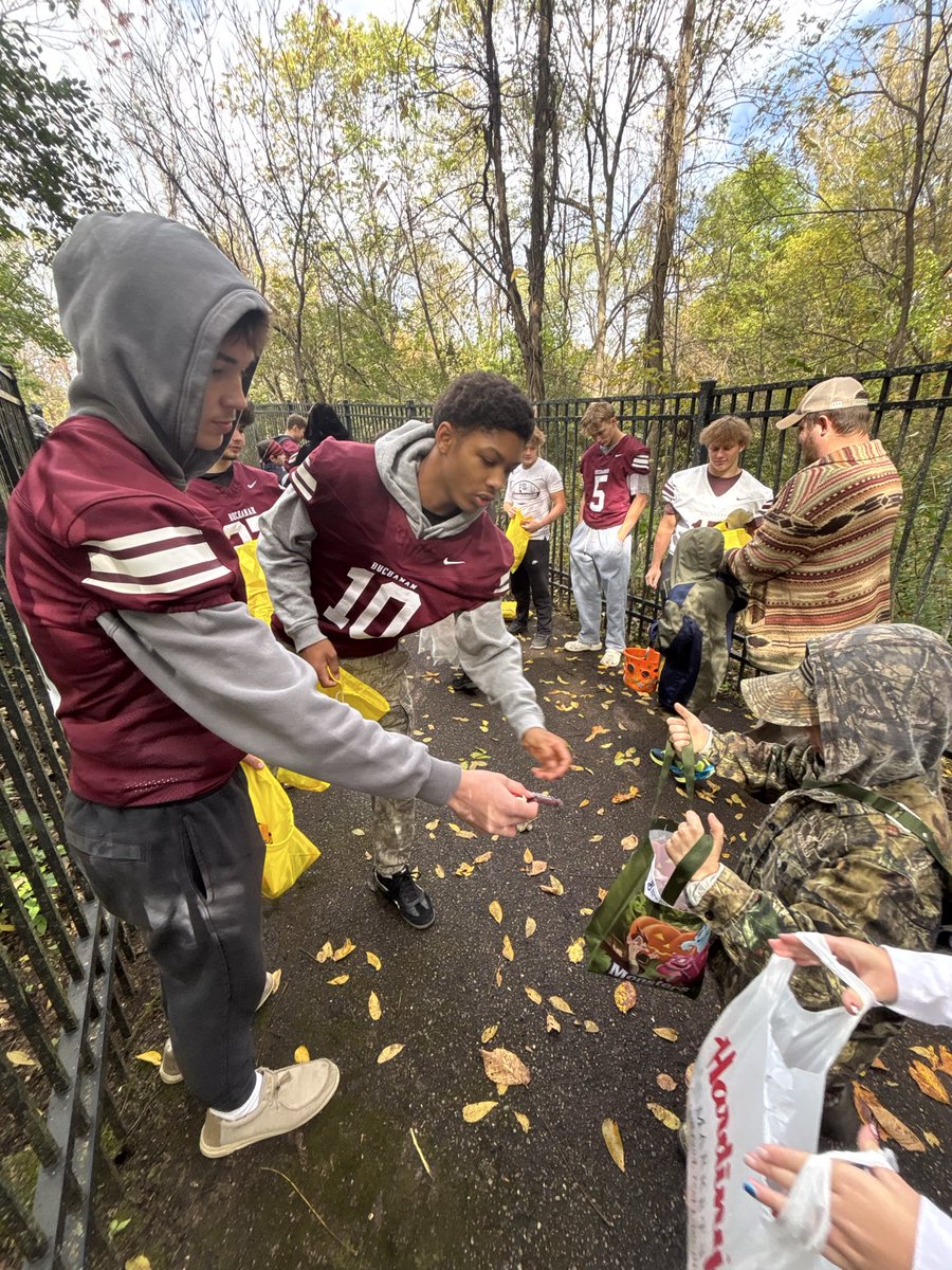 CoachFrey's tweet image. Proud of our guys. One day off and they are out giving back. Go Bucks!