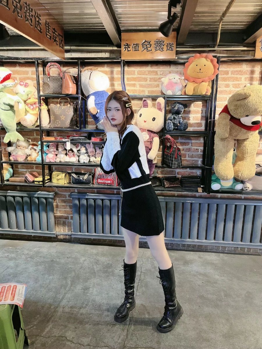 wufa847's tweet photo. 网友异地的女友，吴楠楠，28岁，内蒙，老师身高168，鞋码38，猜猜异地期间她到底有没有被沦陷。 https://t.co/YQoZL2nbVq