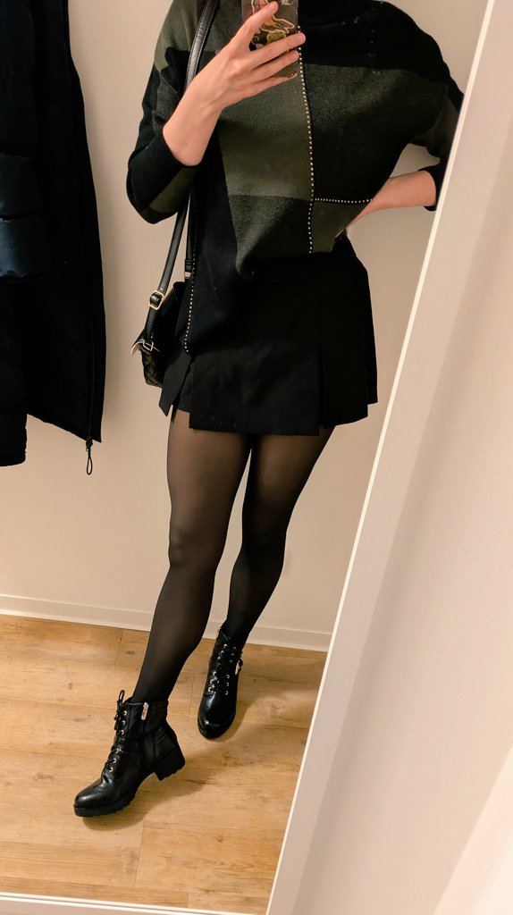 TeasingAmelie's tweet photo. Styled my new #boots

 #OOTD 
#footfetısh https://t.co/EzdTERlEUF