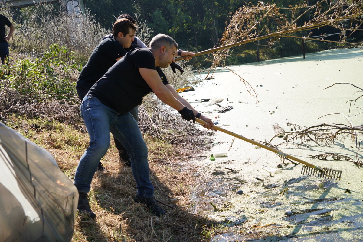 En #MiguelHidalgo todos ponemos nuestro granito de arena para ser una alcaldía más verde.  

Y hoy de la mano de vecinos y de <a href="/marthadebayle/">marthadebayle</a>, así como de <a href="/SEDEMA_CDMX/">Secretaría del Medio Ambiente</a>, estamos limpiando la Barranca de Dolores en el Bosque de <a href="/ChapultepecCDMX/">Bosque De Chapultepec</a>. 🌳🧹

Trabajando juntos #ReverdeceMH