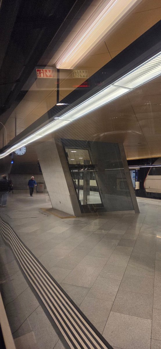 funimag's tweet photo. Traversée souterraine de Zürich avec l'un des quatre ascenseurs incinés des quais 31, 32, 33, 34 construis par EMCH (327%) pour relier la gare souterraine avec les quais de surface 🇨🇭 🚞
#funicular #inclinedlift #EMCH #Zurich @VisitZurich https://t.co/Vbu8kjq344
