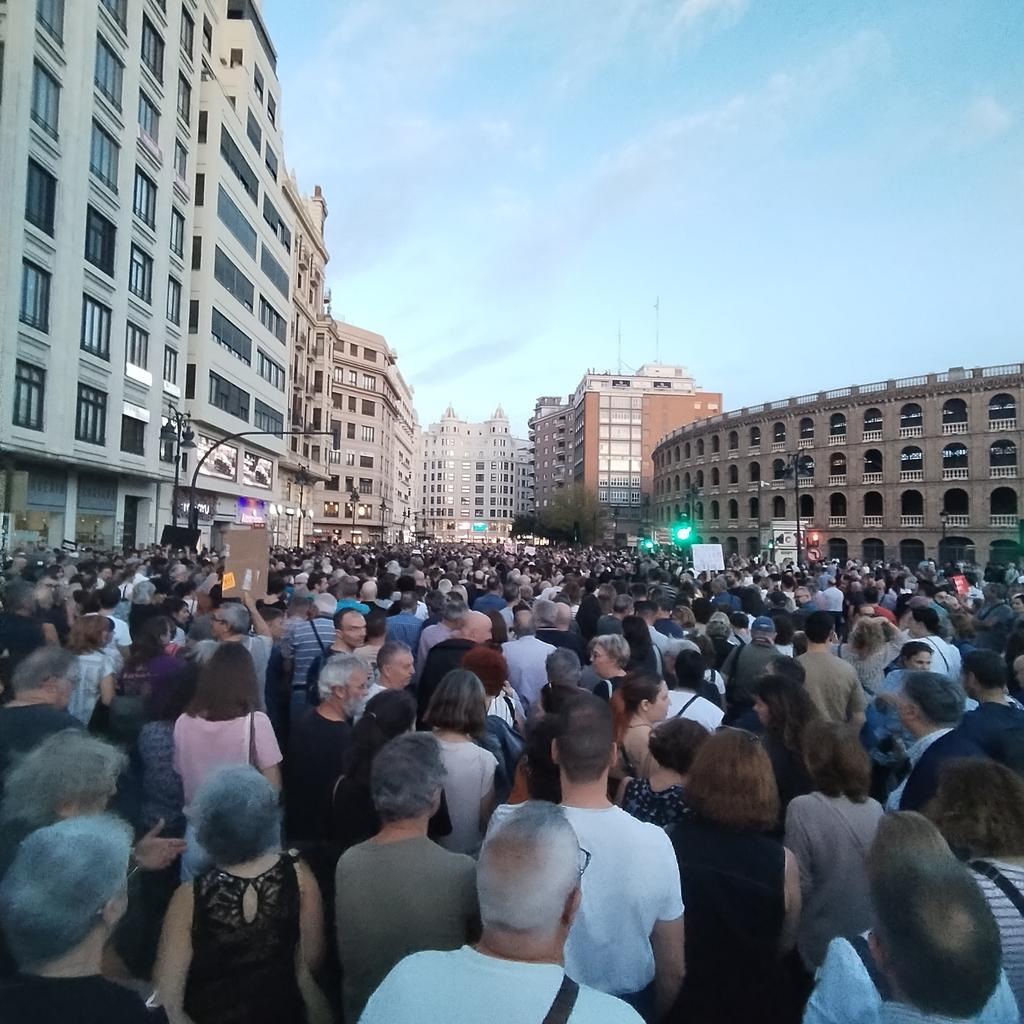 Perceval Tébar (@percevalt) on Twitter photo És molt difícil postejar perquè els seyals del mòbil estàn saturades.
El poble valencià ha eixit una altra vegada demanant recuperar la dignitat.
Mazón dimissió.
El president a Picassent. És molt difícil postejar perquè els seyals del mòbil estàn saturades.
El poble valencià ha eixit una altra vegada demanant recuperar la dignitat.
Mazón dimissió.
El president a Picassent.