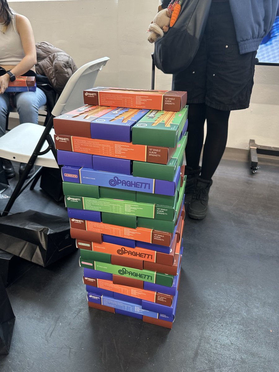 chaewanniee's tweet image. LMAOO WERE BOUTTA PLAY JENGA