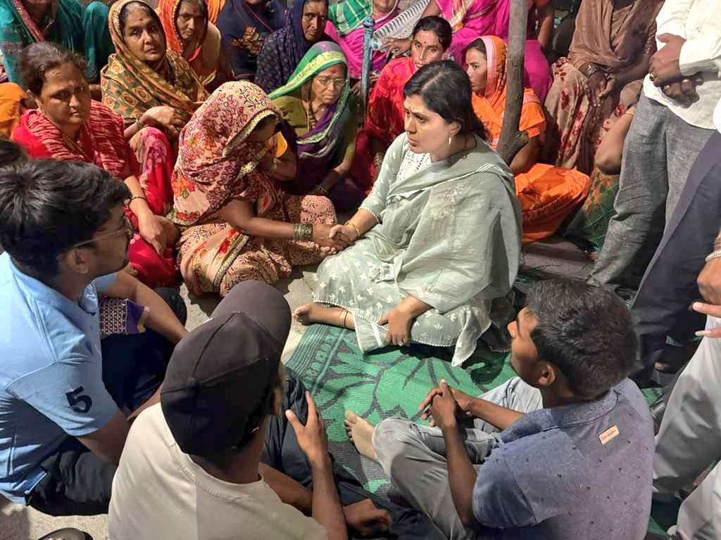 Pankajamunde's tweet image. 📍कवडगाव ता. वडवणी.
सातारा जिल्ह्यातील फलटण उप जिल्हा रुग्णालयात कार्यरत असणाऱ्या डाॅ. संपदा मुंडे यांच्या कुटुंबियांची आज कवडगाव ता. वडवणी येथे जाऊन भेट घेतली व आई-वडिलांचे सांत्वन करत त्यांना धीर दिला. डाॅ संपदा यांचा मृत्यू अतिशय वेदनादायी आहे, मी तुमच्या पाठिशी खंबीरपणे उभी…