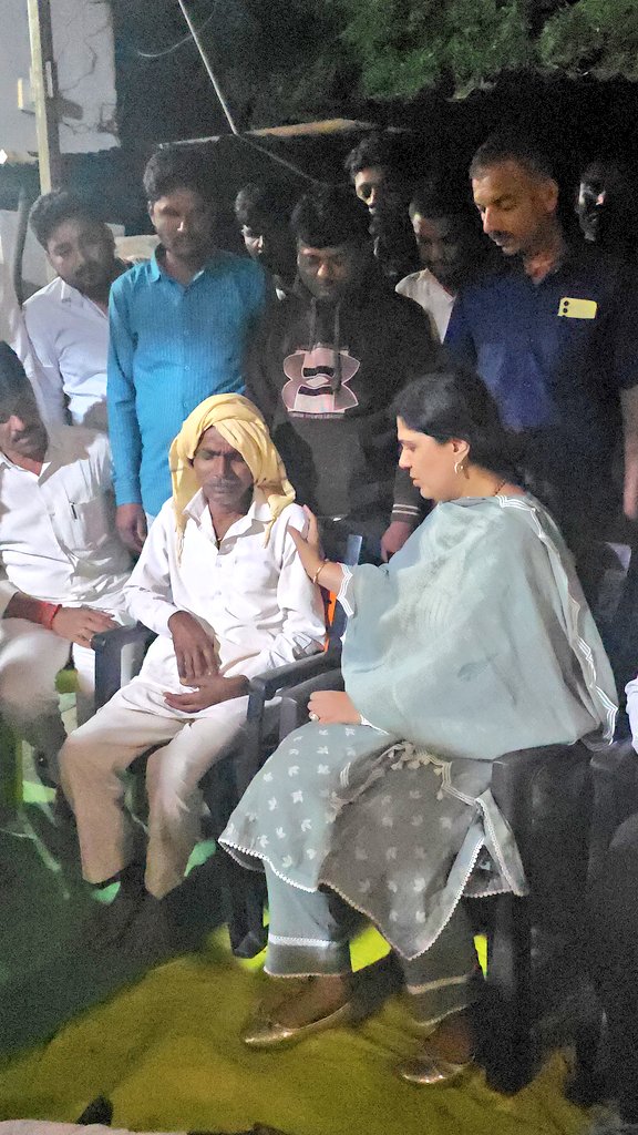 Pankajamunde's tweet image. 📍कवडगाव ता. वडवणी.
सातारा जिल्ह्यातील फलटण उप जिल्हा रुग्णालयात कार्यरत असणाऱ्या डाॅ. संपदा मुंडे यांच्या कुटुंबियांची आज कवडगाव ता. वडवणी येथे जाऊन भेट घेतली व आई-वडिलांचे सांत्वन करत त्यांना धीर दिला. डाॅ संपदा यांचा मृत्यू अतिशय वेदनादायी आहे, मी तुमच्या पाठिशी खंबीरपणे उभी…