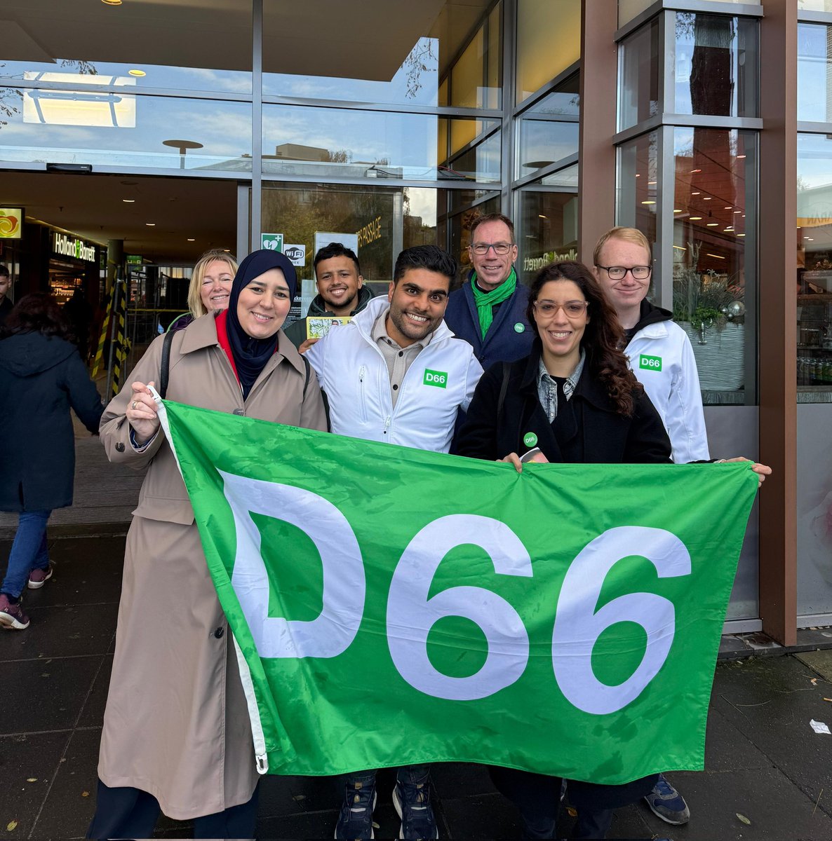 Samen met oud-Tweede Kamerlid Fonda Sahla en kandidaat-Tweede Kamerlid Fatimazhra Belhirch waren we in Rokkeveen, in gesprek met de inwoners van #Zoetermeer

Daar hoorden we wat we ook lezen: Kiezers zijn op zoek naar optimisme en ambitie, en vinden die bij #D66 💚