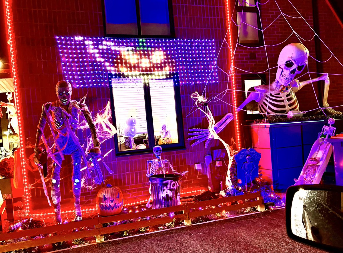 MarkVersallion's tweet image. I was leaving work and found myself sat in traffic on Dunstable’s Brewers Hill Road but happily outside this brilliant display.

What a great effort and positive impact this decoration is having.  If anyone knows who lives there, tell them well done!