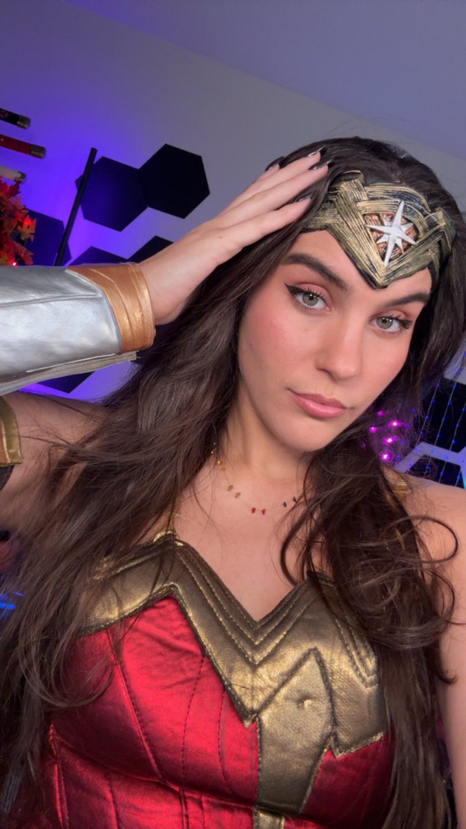 Live now with a wonder woman cosplay today!!⭐️

twitch.tv/staceyrpg