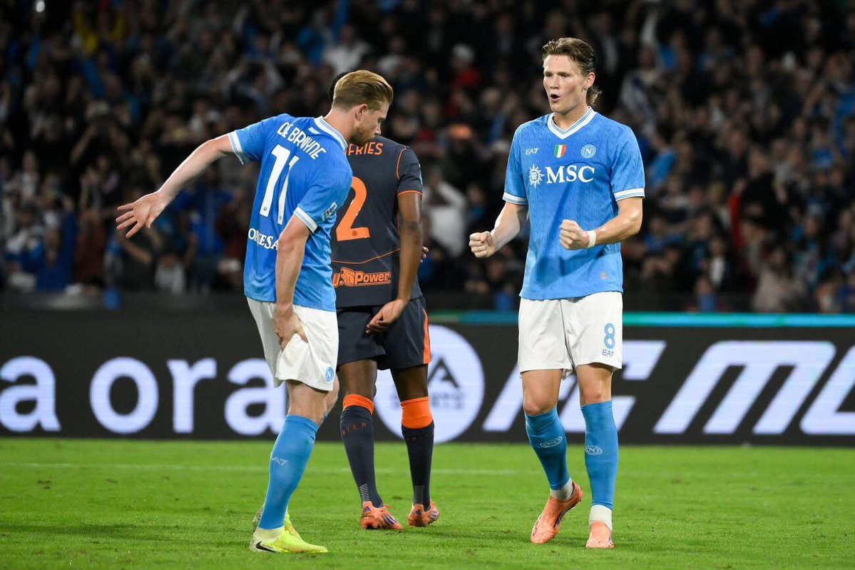 MariscalPakillo's tweet image. Las dosis de talento de De Bruyne y la determinación de Mctominay reinan en San Paolo. 
No es un Napoles tan redondo como el del curso pasado, pero tiene varias piezas que te rompen el tablero en cualquier momento.
