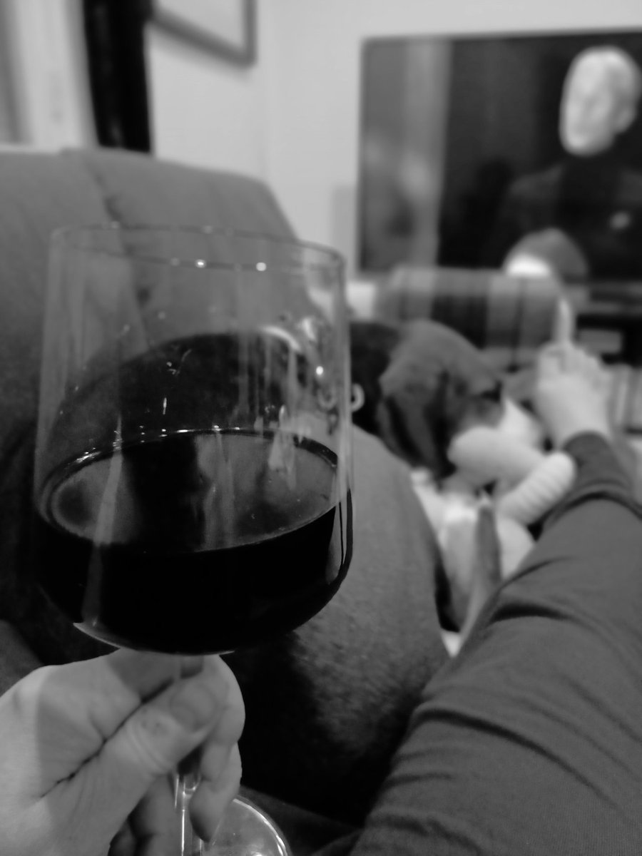 Lauantaita! Nyt ei muuta jaksa kun sohvaperunointia.