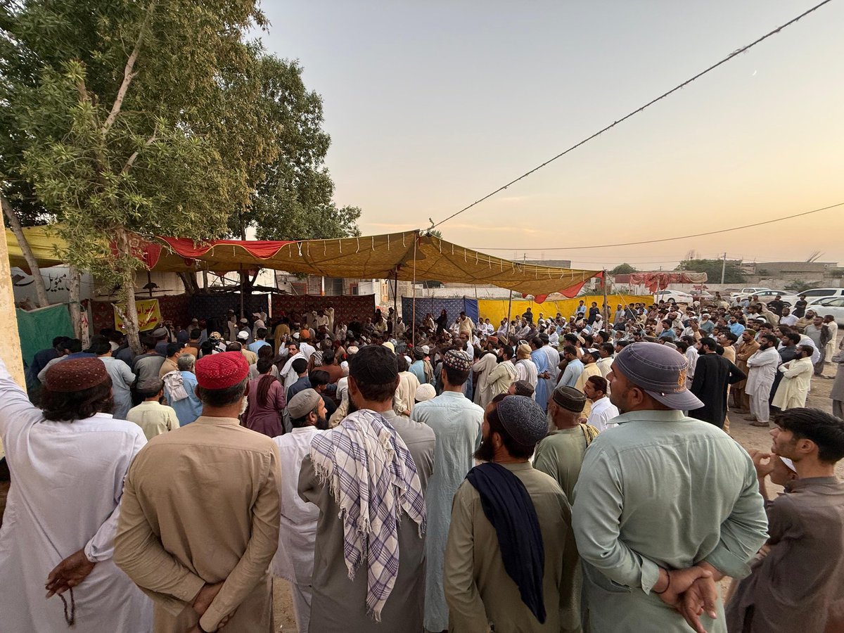 #کراچیPTM آج پشتون تحفظ مومنٹ سندھ کے سینکڑوں کارکنوں نے قادربخش گوٹھ جرگے میں شرکت کی۔
یہ جرگہ کراچی میں افغان بھائیوں کے آڑ میں مقامی پشتونوں کیخلاف سندھ حکومت نے جو کاروائیاں شروع کی ہے۔
اس ناروا عملیات کیخلاف یہ جرگہ تھا۔
پشتون تحفظ مومنٹ ہر جگہ مظلوم لوگوں کیساتھ ہے۔
